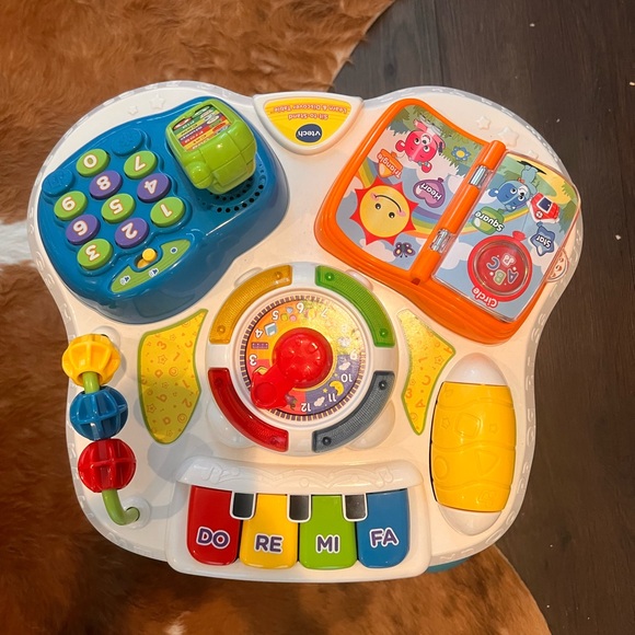 V-Tech Sit to Stand Learn & Discover Table - Picture 2 of 4